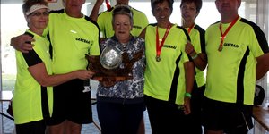  Die trotse wen “after” foto van Gansbaai SAPD, met voor vlnr Anna-Marie Camaron, AO Micheal Vermeulen, Lucille Mangiagalli (oorhandiger van medaljes), Delicia Lourens en AO Riaan Mostert. Agter vlnr is Sers Frans Groenewald en AO Jackie Hildebrand.